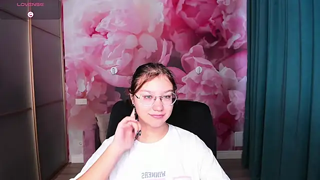 AngelinaLow online show from 10-19-25, 05:30