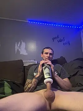 Snapshot of Stillhard8925 chatting on 10-24-25, 06:37 Stillhard8925 online show from 10-24-25, 06:37