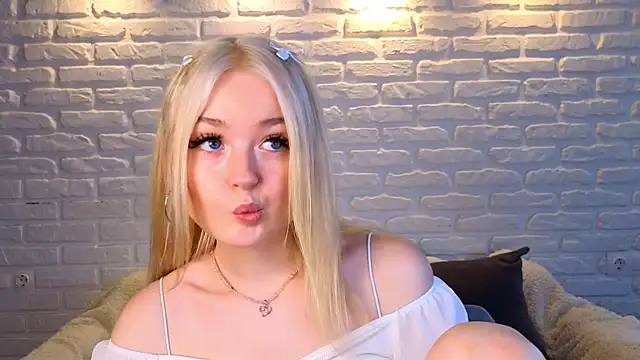 Snapshot of minigirl chatting on 03-15-25, 07:20 minigirl online show from 03-15-25, 07:20