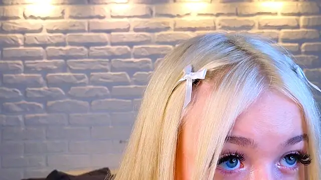 Snapshot of minigirl chatting on 03-18-25, 04:04 minigirl online show from 03-18-25, 04:04