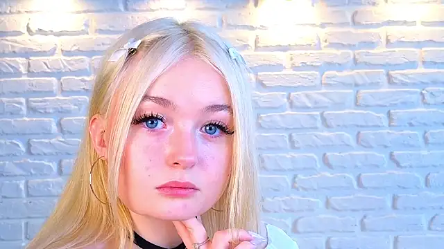 Snapshot of minigirl chatting on 03-18-25, 10:14 minigirl online show from 03-18-25, 10:14