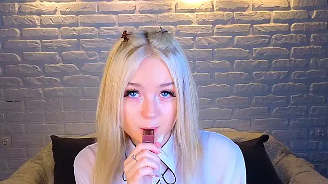 Snapshot of minigirl chatting on 03-19-25, 04:03 minigirl online show from 03-19-25, 04:03