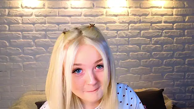 Snapshot of minigirl chatting on 03-23-25, 04:05 minigirl online show from 03-23-25, 04:05