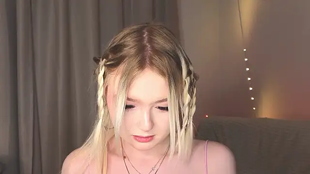 Snapshot of minigirl chatting on 02-02-26, 04:06 minigirl online show from 02-02-26, 04:06