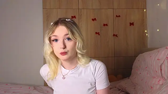 Snapshot of minigirl chatting on 02-18-26, 04:14 minigirl online show from 02-18-26, 04:14