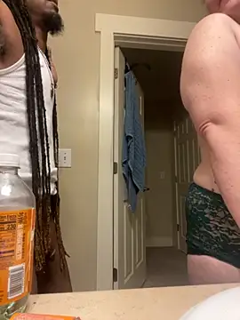 Snapshot of thegenie101 chatting on 11-08-25, 11:32 thegenie101 online show from 11-08-25, 11:32