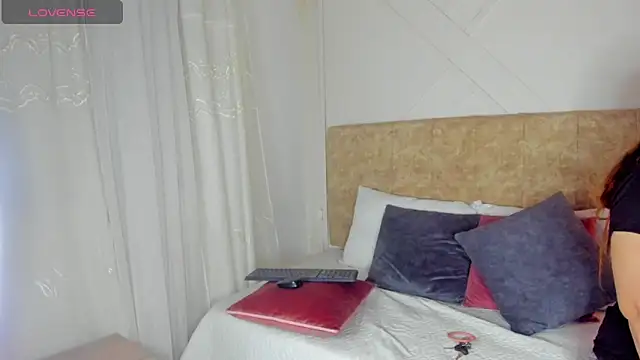 Snapshot of angelinarouse_ chatting on 10-07-25, 02:42 angelinarouse online show from 10-07-25, 02:42