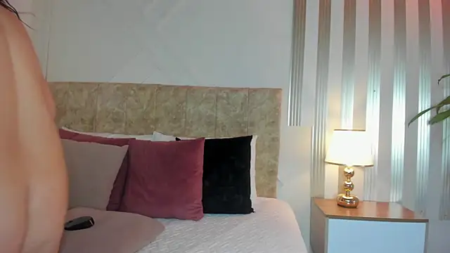 Snapshot of angelinarouse_ chatting on 10-20-25, 12:44 angelinarouse online show from 10-20-25, 12:44