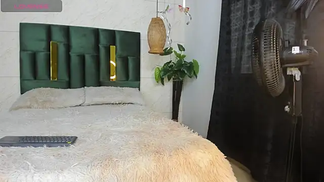 Snapshot of Danna_williamss chatting on 10-16-25, 11:44 Danna williamss online show from 10-16-25, 11:44