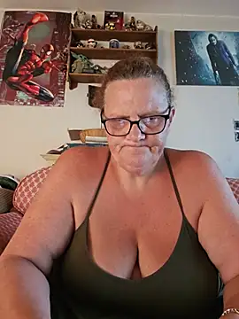 Snapshot of MissQueenBeex chatting on 07-20-26, 06:21 MissQueenBeex online show from 07-20-26, 06:21