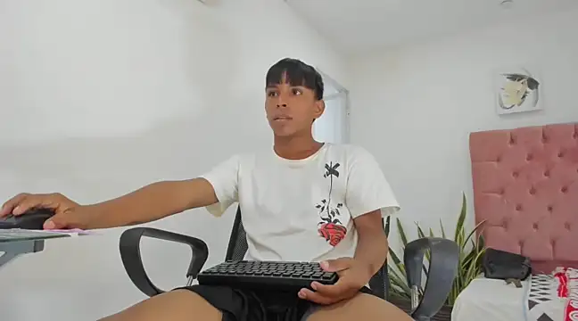 Snapshot of videmasterx chatting on 03-20-25, 04:31 videmasterx online show from 03-20-25, 04:31