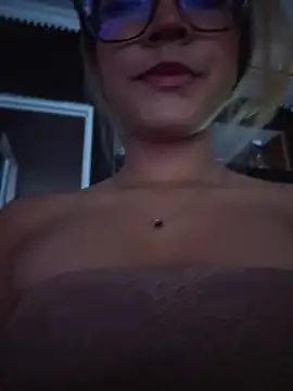 Snapshot of Pretty_roxxyy chatting on 04-26-26, 11:19 Pretty roxxyy online show from 04-26-26, 11:19