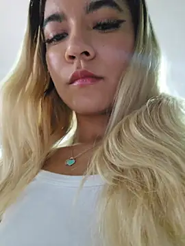Snapshot of Pretty_roxxyy chatting on 05-17-26, 11:28 Pretty roxxyy online show from 05-17-26, 11:28