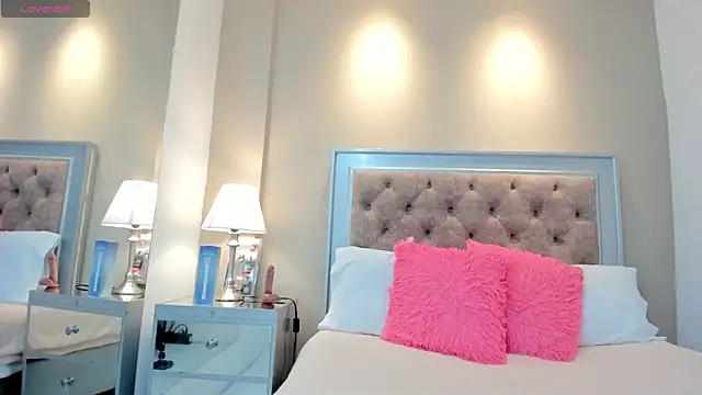 Snapshot of AlexaStorrm chatting on 10-28-25, 04:05 AlexaStorrm online show from 10-28-25, 04:05