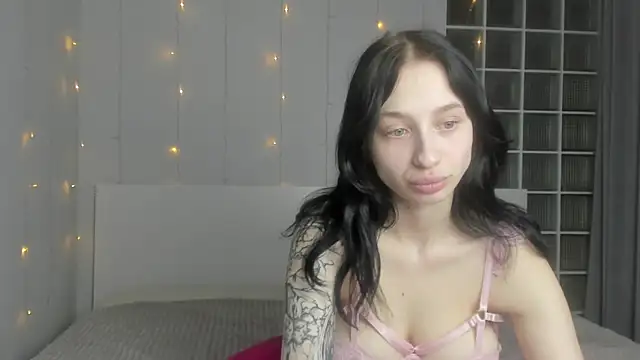 Snapshot of Chatty_Alice chatting on 10-14-25, 01:17 Chatty Alice online show from 10-14-25, 01:17