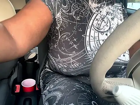 Snapshot of RoyalQueen2u chatting on 09-20-25, 11:11 RoyalQueen2u online show from 09-20-25, 11:11