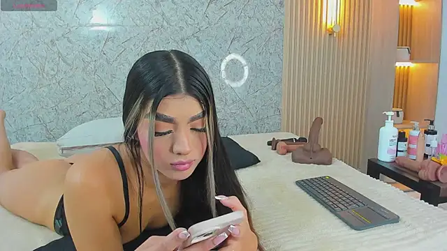 Snapshot of Antonella_west chatting on 05-04-26, 10:17 Antonella west online show from 05-04-26, 10:17