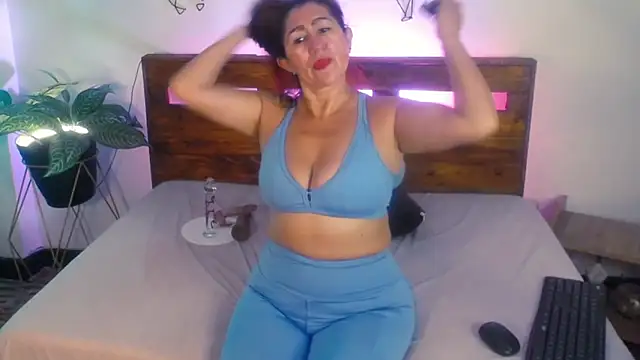 Yeseniaa25  online show from 09-23-25, 07:06