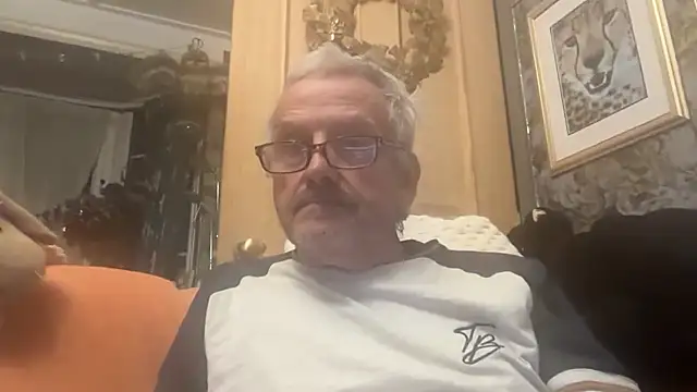 Snapshot of poggles chatting on 11-14-25, 10:40 poggles online show from 11-14-25, 10:40