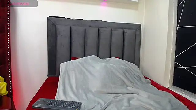 EmmaJhomson online show from 11-21-25, 08:07