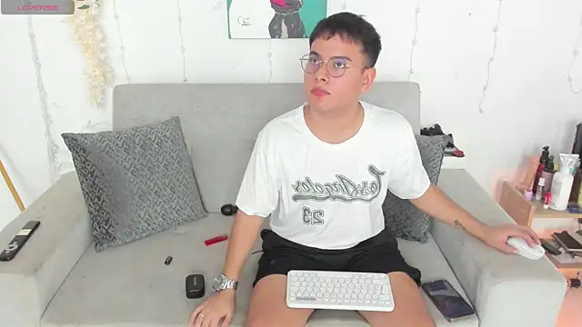 Snapshot of Young_Ben chatting on 06-08-26, 01:55 Young Ben online show from 06-08-26, 01:55