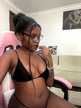 Snapshot of Lil-shawrie chatting on 10-20-25, 10:43 Lil-shawrie online show from 10-20-25, 10:43