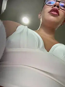 Snapshot of sara_calderon chatting on 05-27-26, 11:29 sara calderon online show from 05-27-26, 11:29