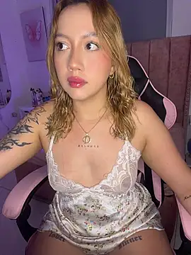 Snapshot of Becca_Johnson_u chatting on 07-15-26, 01:44 Becca Johnson u online show from 07-15-26, 01:44