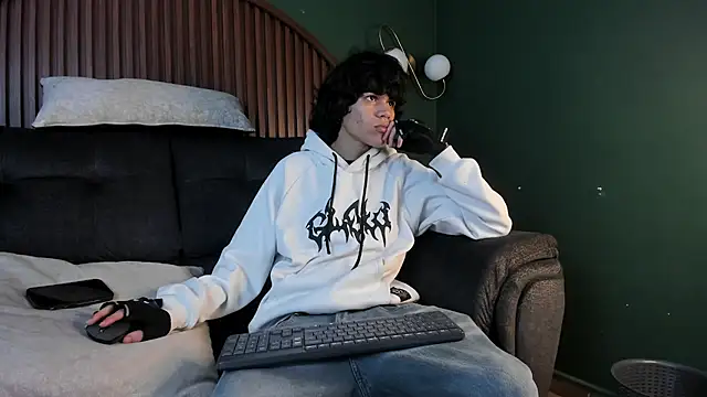 Snapshot of Diamond_twink chatting on 07-12-26, 05:42 Diamond twink online show from 07-12-26, 05:42