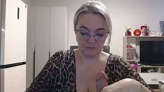 Snapshot of EleanoraDream chatting on 05-13-26, 07:50 EleanoraDream online show from 05-13-26, 07:50