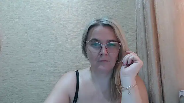 Snapshot of EleanoraDream chatting on 05-28-26, 08:55 EleanoraDream online show from 05-28-26, 08:55
