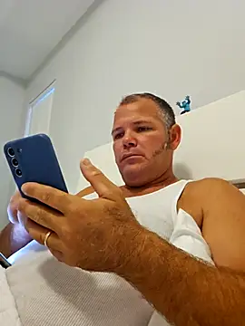 Snapshot of cubanitofeliz40 chatting on 10-21-25, 11:33 cubanitofeliz40 online show from 10-21-25, 11:33