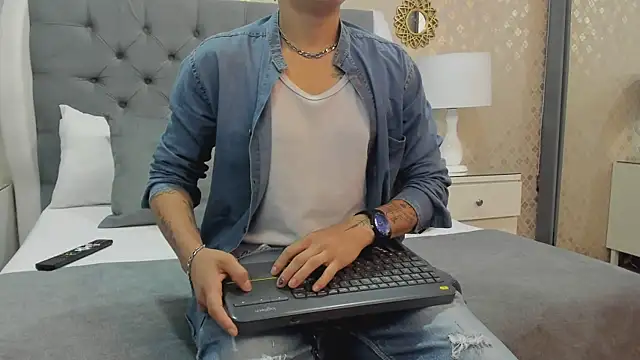 Snapshot of ZoeKrug chatting on 09-12-25, 12:16 ZoeKrug online show from 09-12-25, 12:16