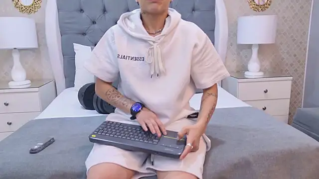 ZoeKrug online show from 11-06-25, 11:44