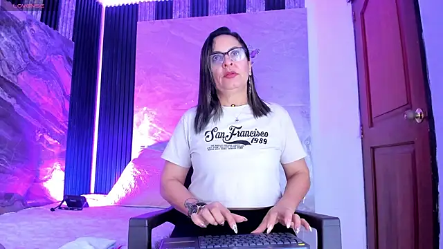 Snapshot of Agatha_Pleasure chatting on 04-18-26, 11:58 Agatha Pleasure online show from 04-18-26, 11:58