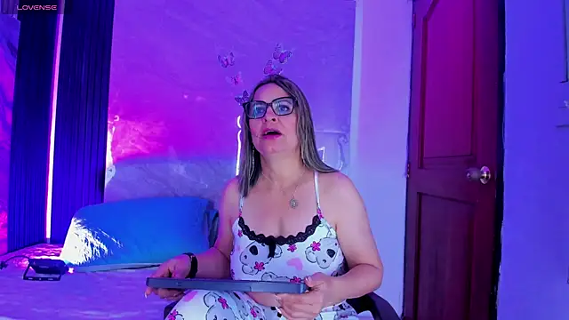 Snapshot of Agatha_Pleasure chatting on 04-23-26, 11:53 Agatha Pleasure online show from 04-23-26, 11:53