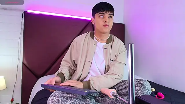 Lucass love online show from 09-13-25, 01:44