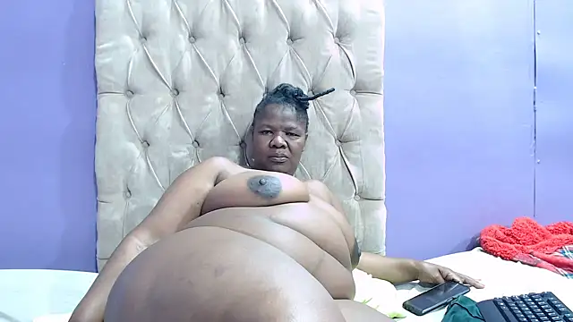 Snapshot of NaughtyChubbyZoe chatting on 09-10-25, 09:15 NaughtyChubbyZoe online show from 09-10-25, 09:15