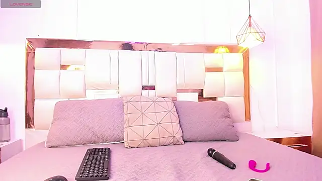 Snapshot of Skylar_Smith_ chatting on 02-25-26, 12:48 Skylar Smith online show from 02-25-26, 12:48