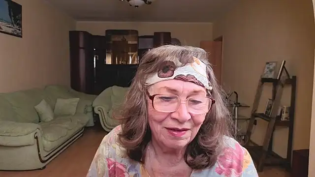 Snapshot of Betty_Brick chatting on 05-17-26, 04:03 Betty Brick online show from 05-17-26, 04:03