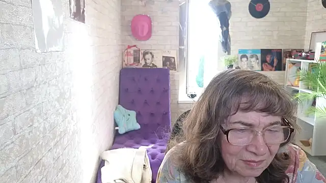 Snapshot of Betty_Brick chatting on 05-18-26, 03:18 Betty Brick online show from 05-18-26, 03:18
