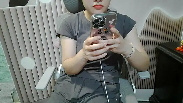 Snapshot of Emachiii chatting on 09-21-25, 12:51 Emachiii online show from 09-21-25, 12:51