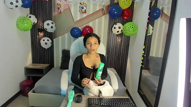 Snapshot of LittleeStar chatting on 06-23-26, 10:19 LittleeStar online show from 06-23-26, 10:19