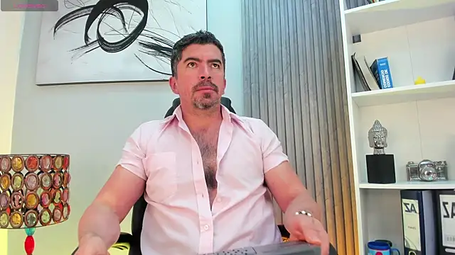 Snapshot of JuanKFit_45 chatting on 07-22-26, 04:37 JuanKFit 45 online show from 07-22-26, 04:37