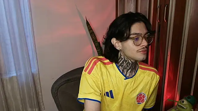 Snapshot of Mihail_leroy chatting on 07-15-26, 11:10 Mihail leroy online show from 07-15-26, 11:10
