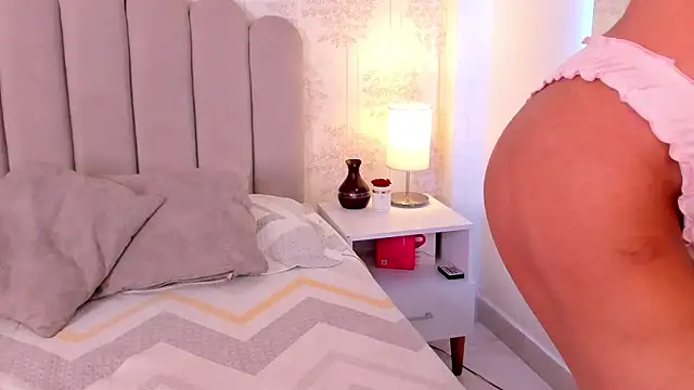 Snapshot of ShaynaHosk chatting on 02-06-26, 07:02 ShaynaHosk online show from 02-06-26, 07:02