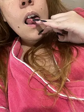 Snapshot of Lazinha18 chatting on 10-14-25, 02:12 Lazinha18 online show from 10-14-25, 02:12