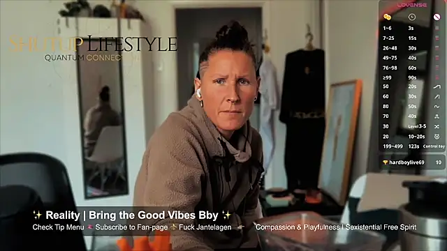 Snapshot of SwingWingWomanSweden chatting on 05-21-26, 11:06 SwingWingWomanSweden online show from 05-21-26, 11:06