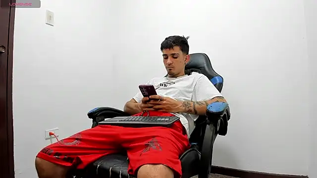 Snapshot of nextboywell1 chatting on 02-26-26, 07:13 nextboywell1 online show from 02-26-26, 07:13