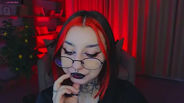 Snapshot of Mistress__Marcelline chatting on 05-19-26, 01:22 Mistress Marcelline online show from 05-19-26, 01:22